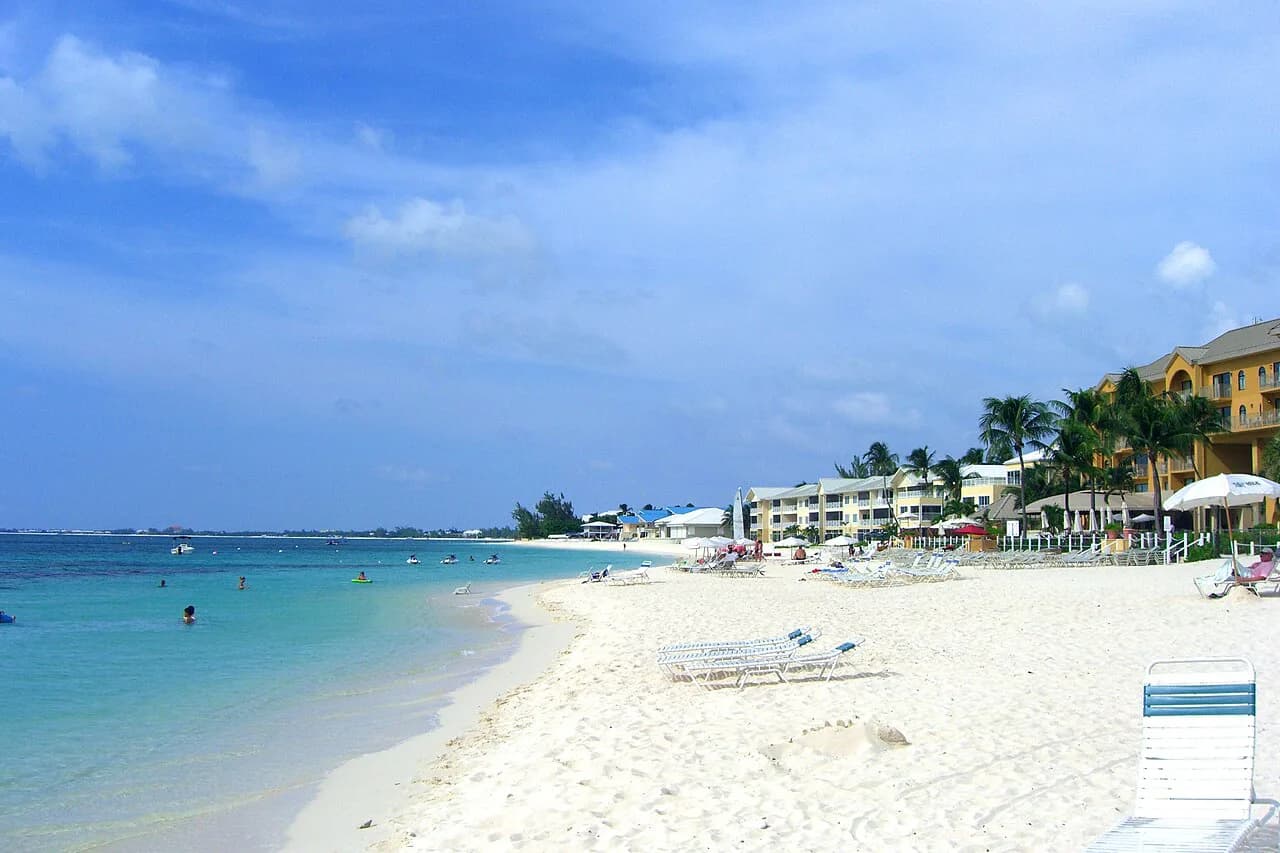 Seven Mile Beach Grand Cayman: A Family Guide to the Best Zones & Access Tips