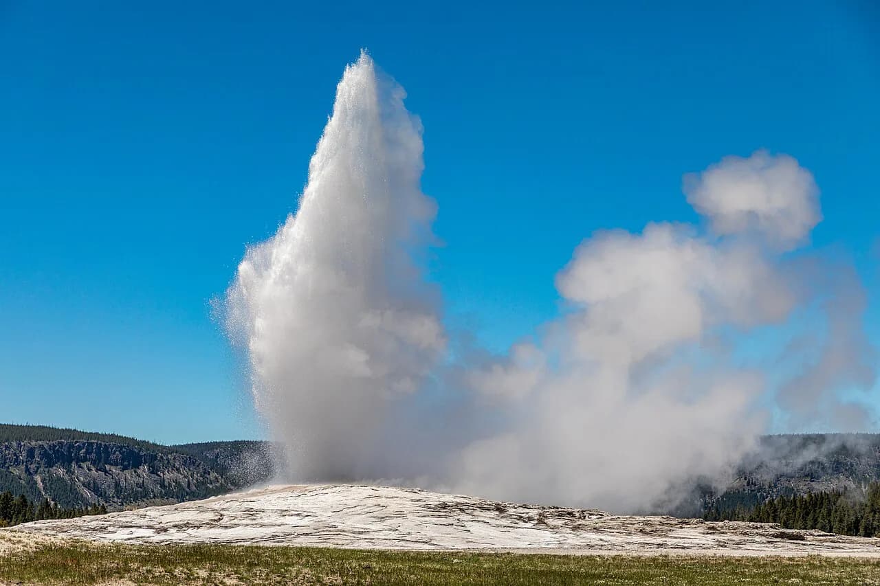Yellowstone with Kids: A Family Guide to the Figure-Eight Loop (2026)