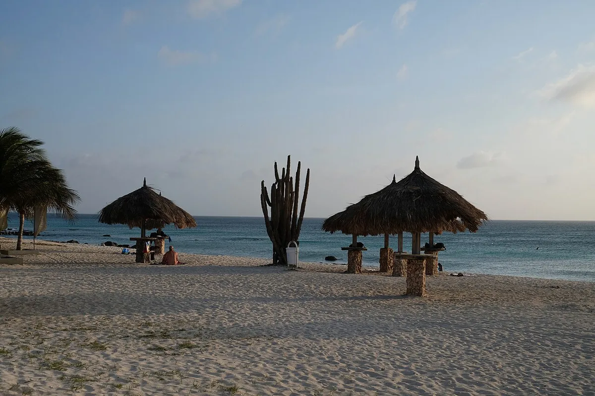 Shallow turquoise lagoon and white sand at Baby Beach, Aruba — 2