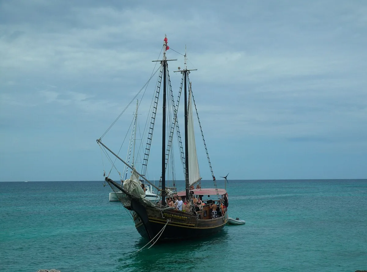 Snorkelers in clear turquoise water off Aruba's calm northwest coast — 1