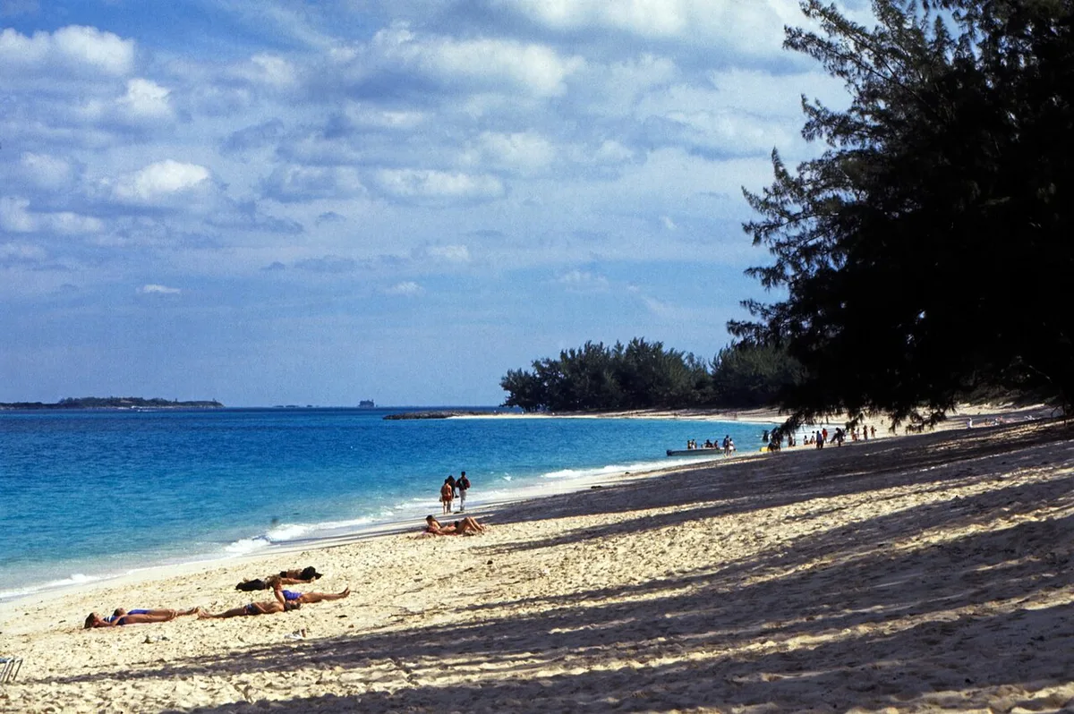 Calm turquoise shallows and soft white sand at Cable Beach, Nassau — 1
