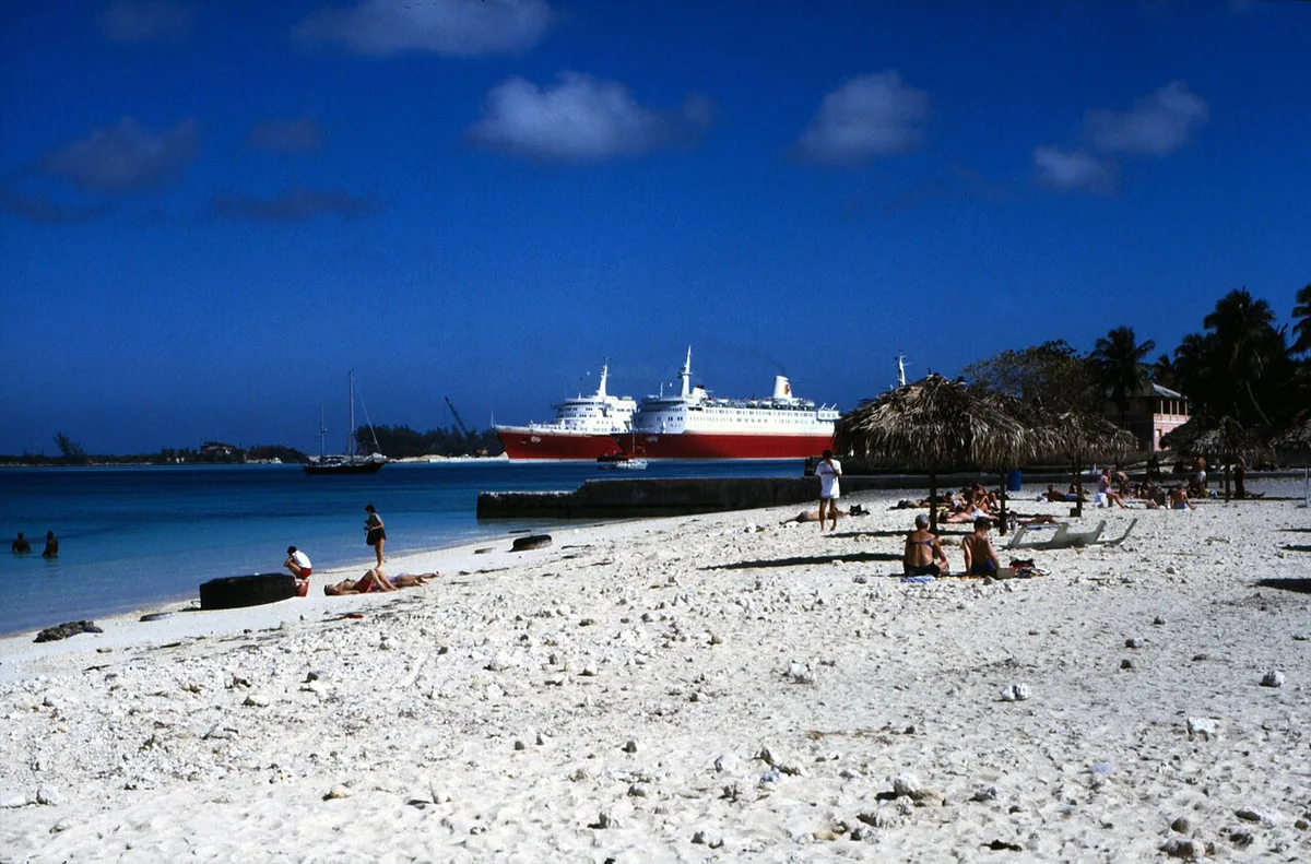 Calm turquoise shallows and soft white sand at Cable Beach, Nassau — 2