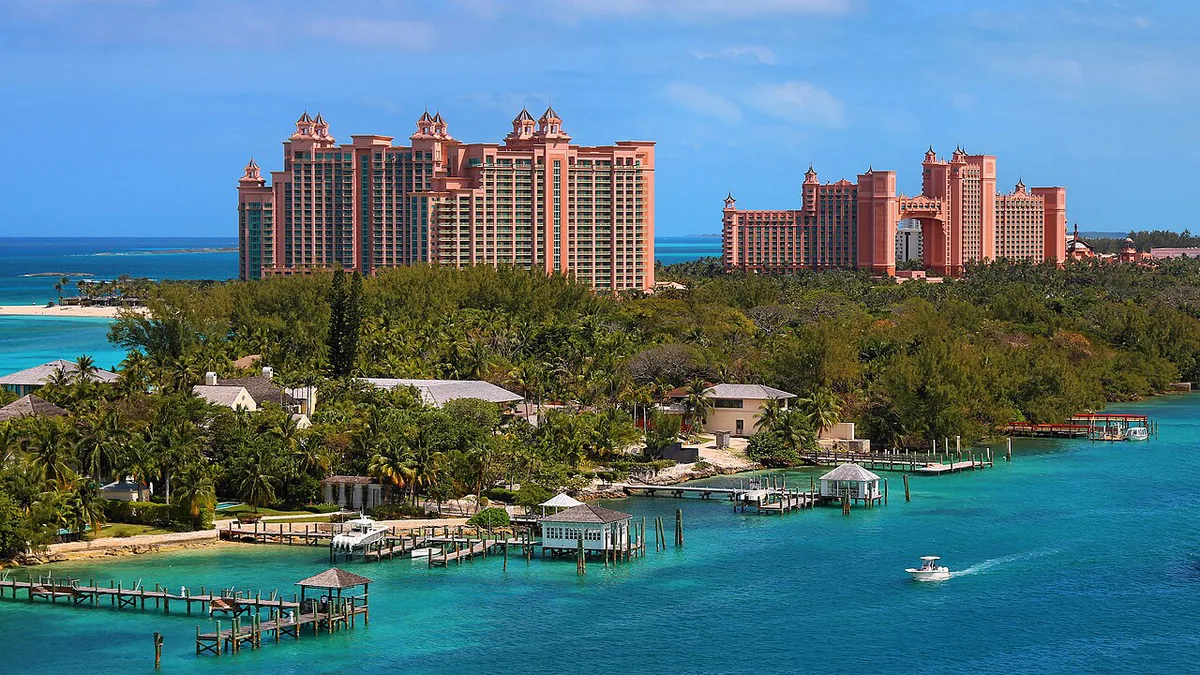 Turquoise water and white sand beach with palm trees in the Bahamas — 1
