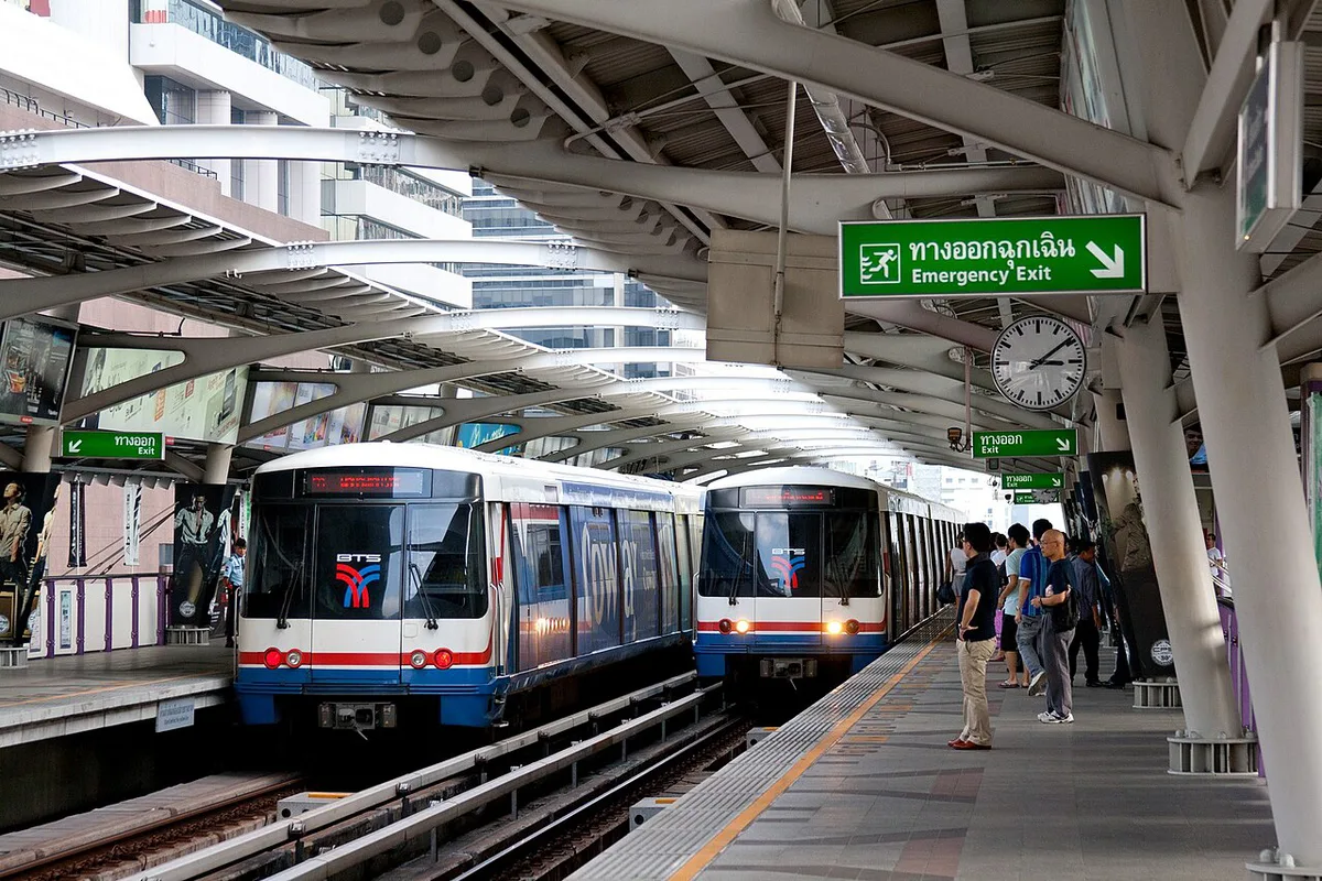 Chao Phraya Express Boat pulling into a river pier in Bangkok — 1