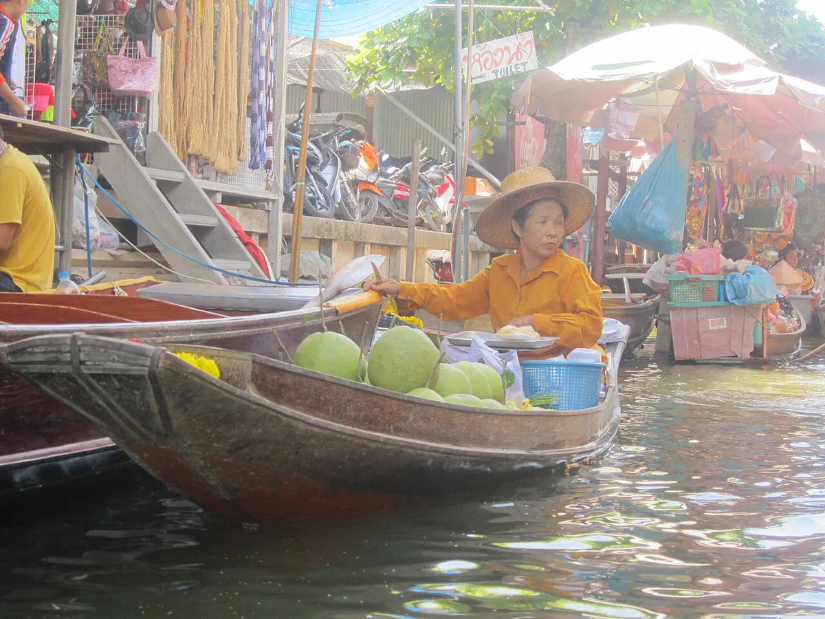 Vendor boats loaded with fruit at a floating market near Bangkok — 1