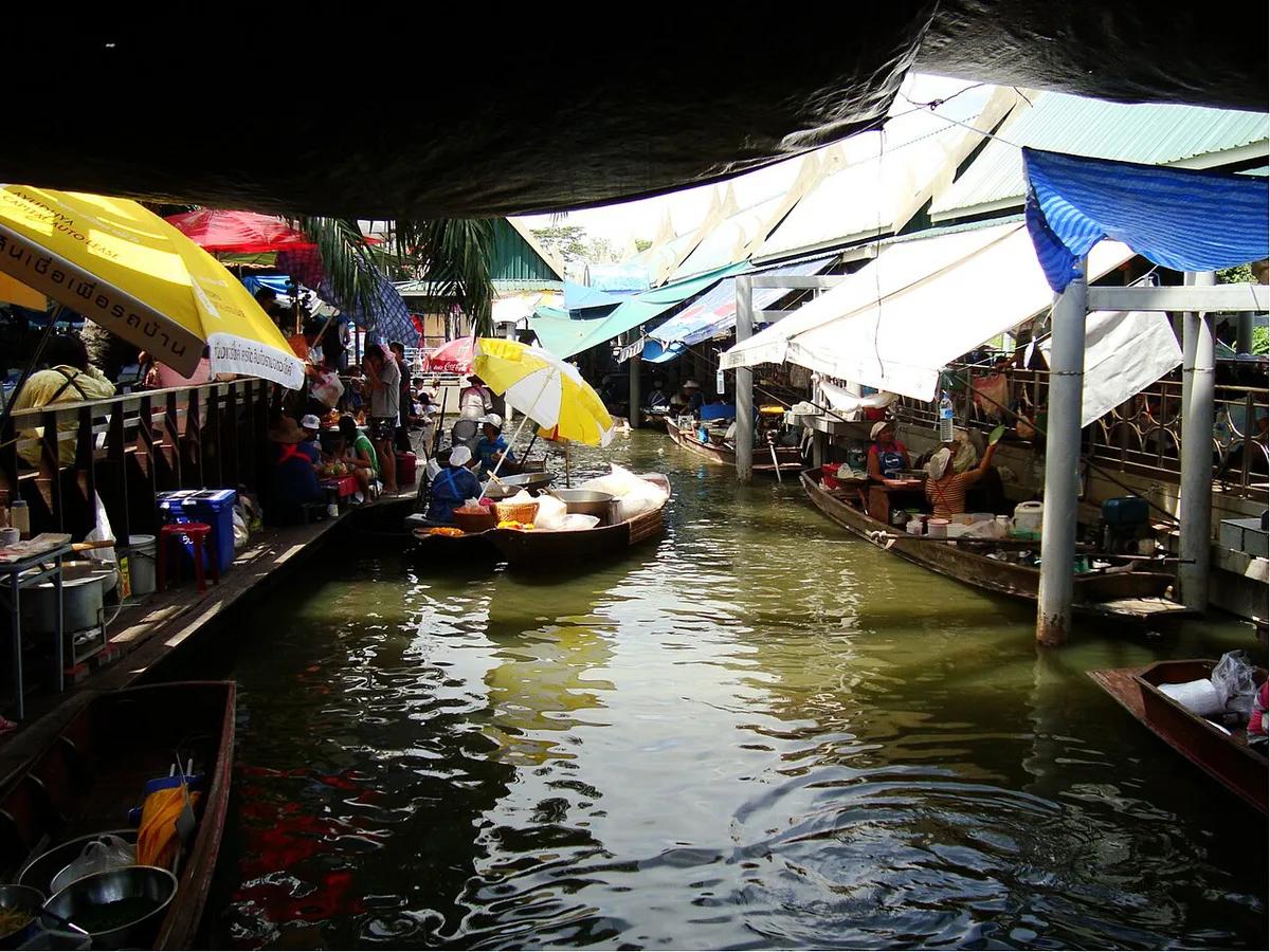 Vendor boats loaded with fruit at a floating market near Bangkok — 2