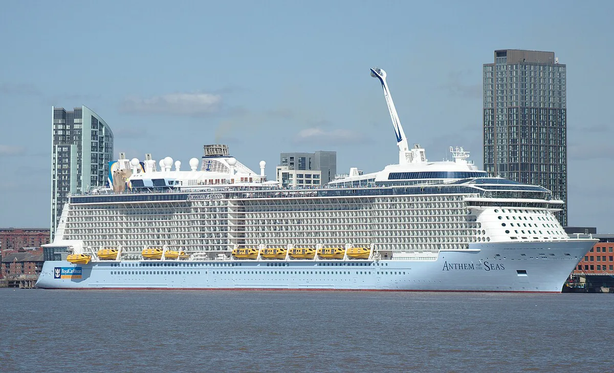 Family cruise ship pool deck with water slides at sea — 1