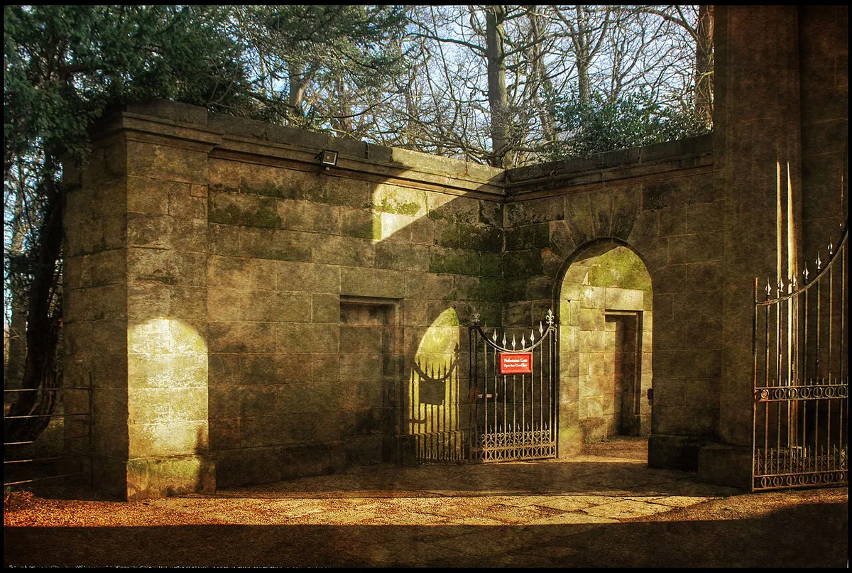 Flanking arch of the gateway at Knutsford Lodge  Tatton Park  Cheshire. (13306042205) — 1