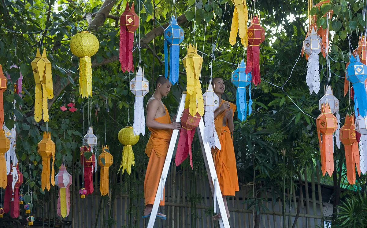 Chiang-Mai Thailand Buddhist-monks-installing-lampioons-01 — 2