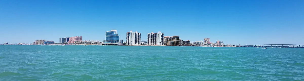 Wide white sand beach and calm Gulf water at Clearwater Beach — 1
