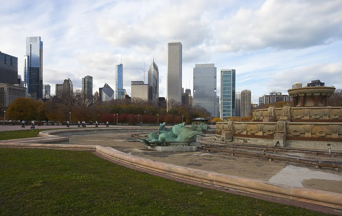 Families watching the seals at the free Lincoln Park Zoo in Chicago — 1