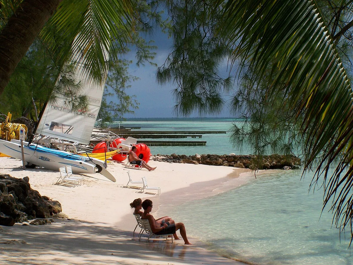 Turquoise shallows and white sand along Seven Mile Beach in Grand Cayman — 2