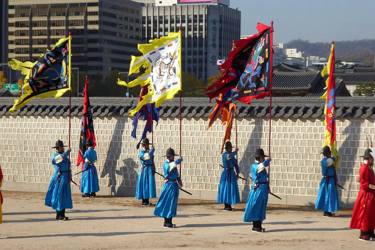 Royal guard-changing ceremony at Gwanghwamun Gate, Gyeongbokgung Palace — 1