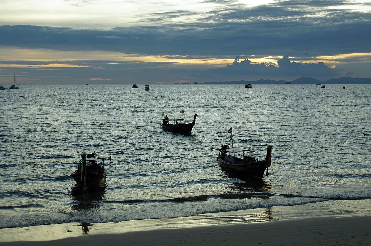 Longtail boats on Railay Beach beneath limestone cliffs in Krabi — 1
