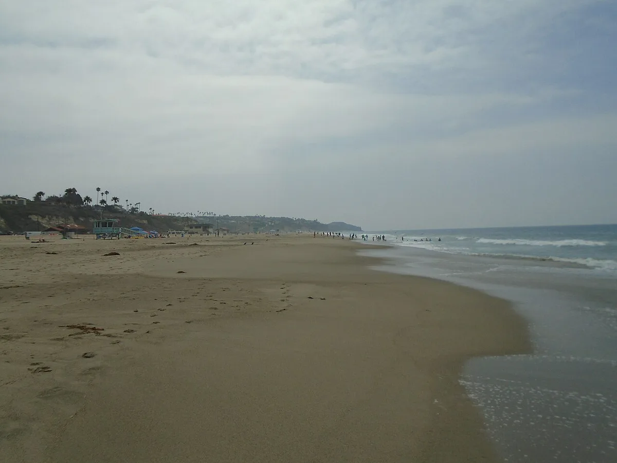 Wide sandy beach and lifeguard tower on the Los Angeles coast — 1