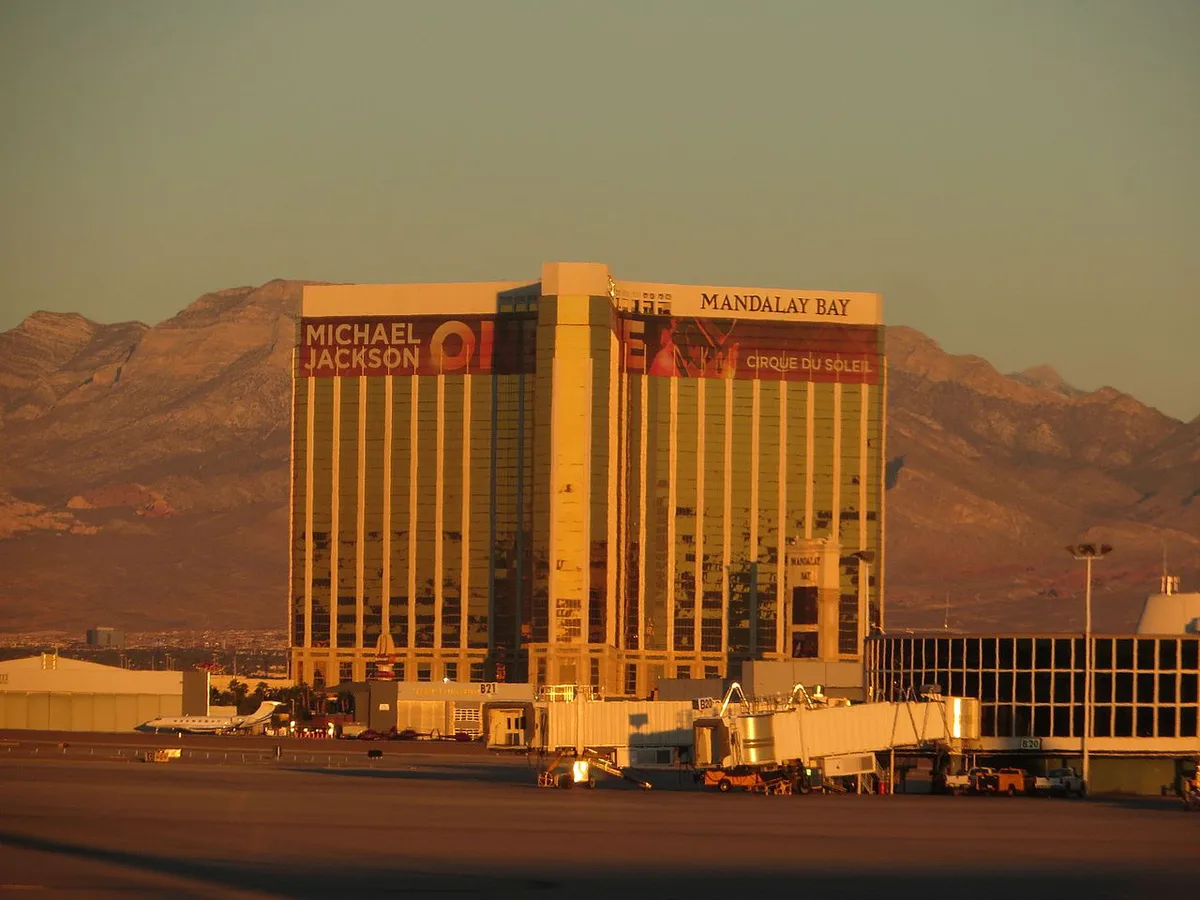 Resort pool complex with palm trees in Las Vegas — 1