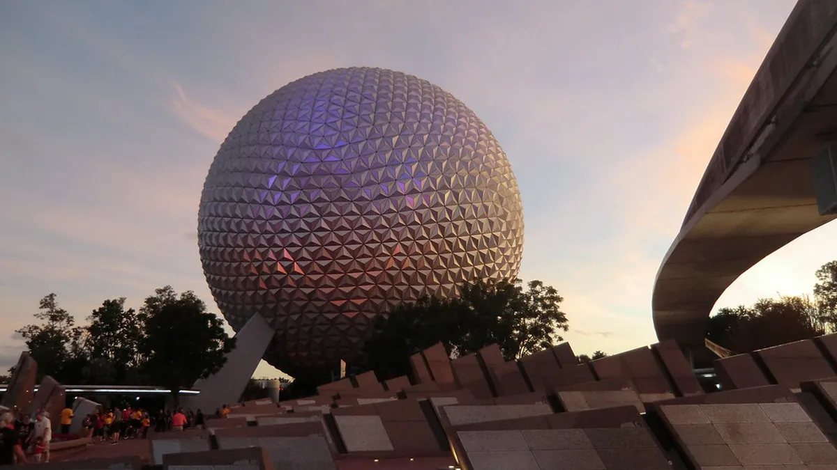 Virtual Queue vs Lightning Lane: What to Check Before You Pay in Orlando
