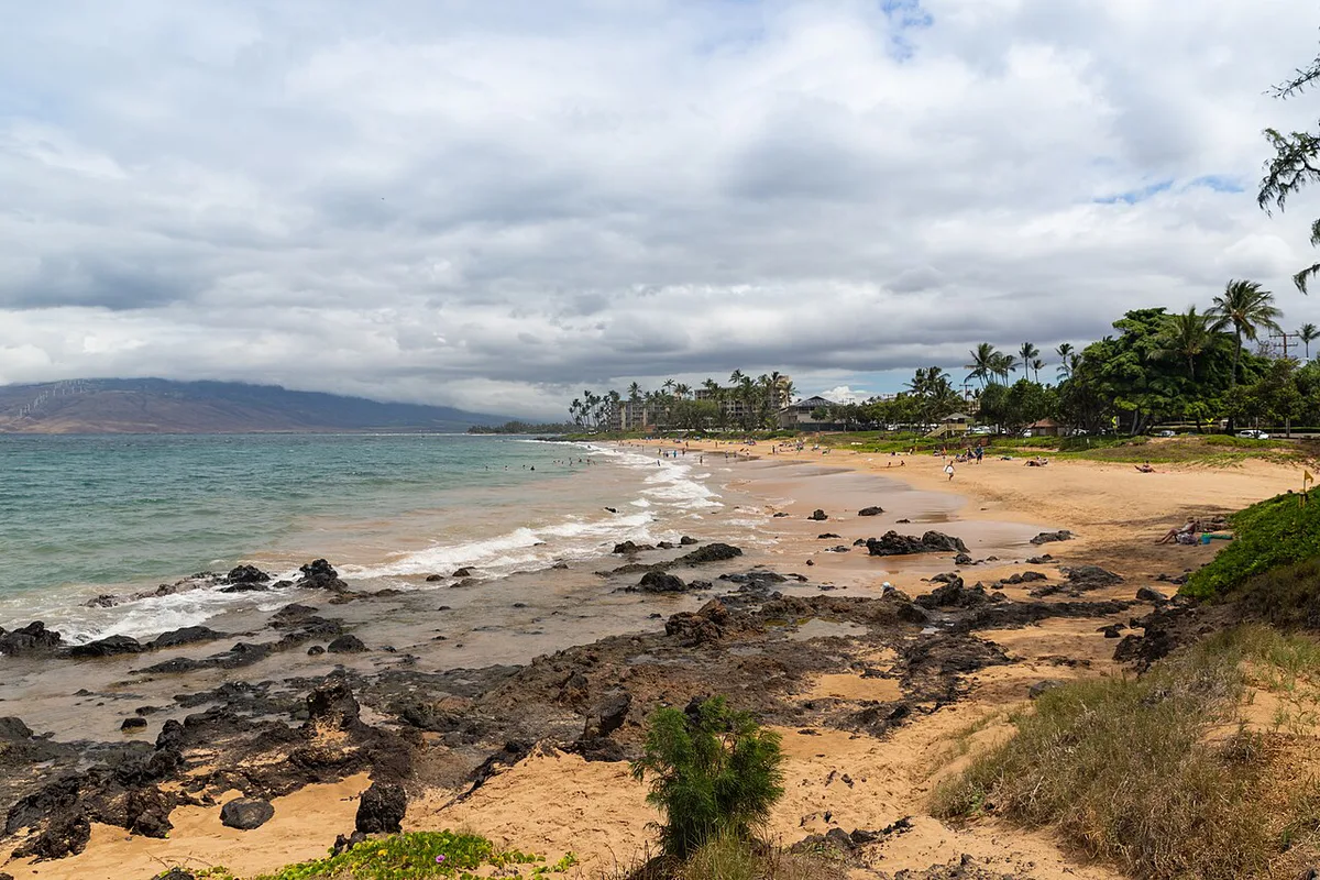 Calm turquoise water and sand at Napili Bay on Maui — 1