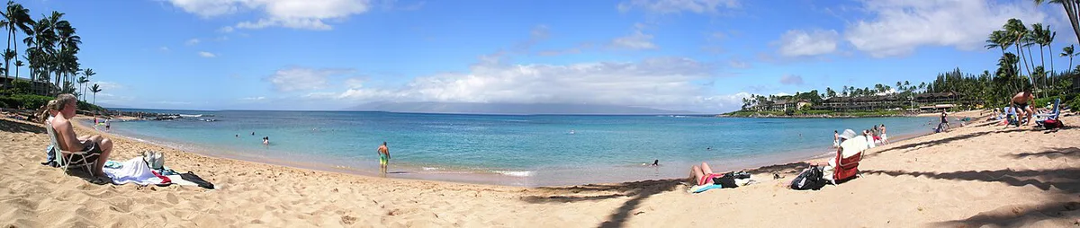 Calm turquoise water and sand at Napili Bay on Maui — 2