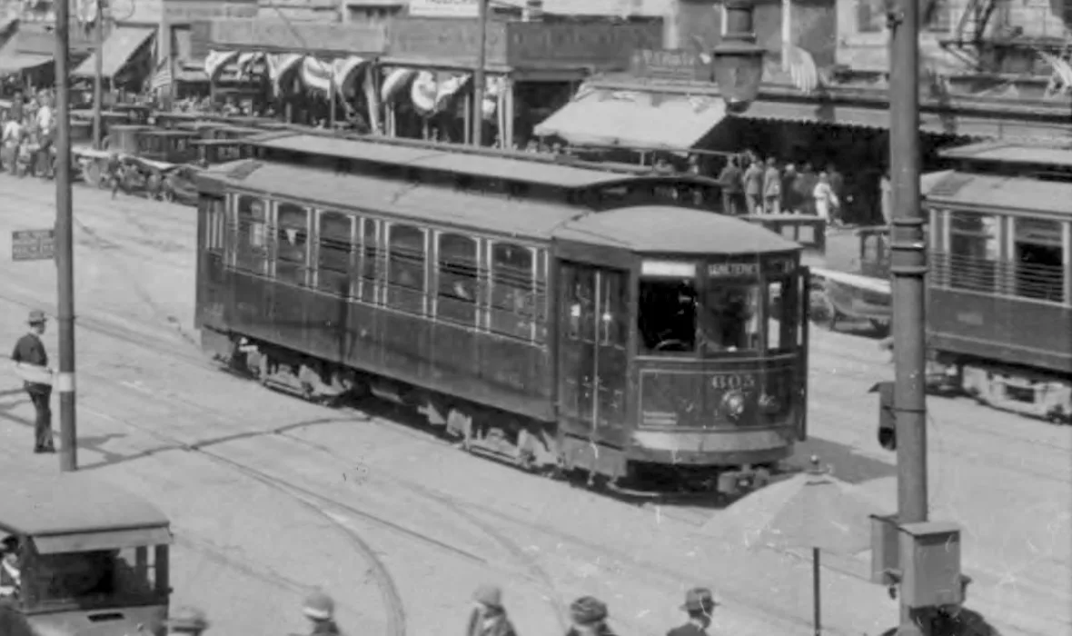 Green St. Charles streetcar passing under oak trees in New Orleans — 1