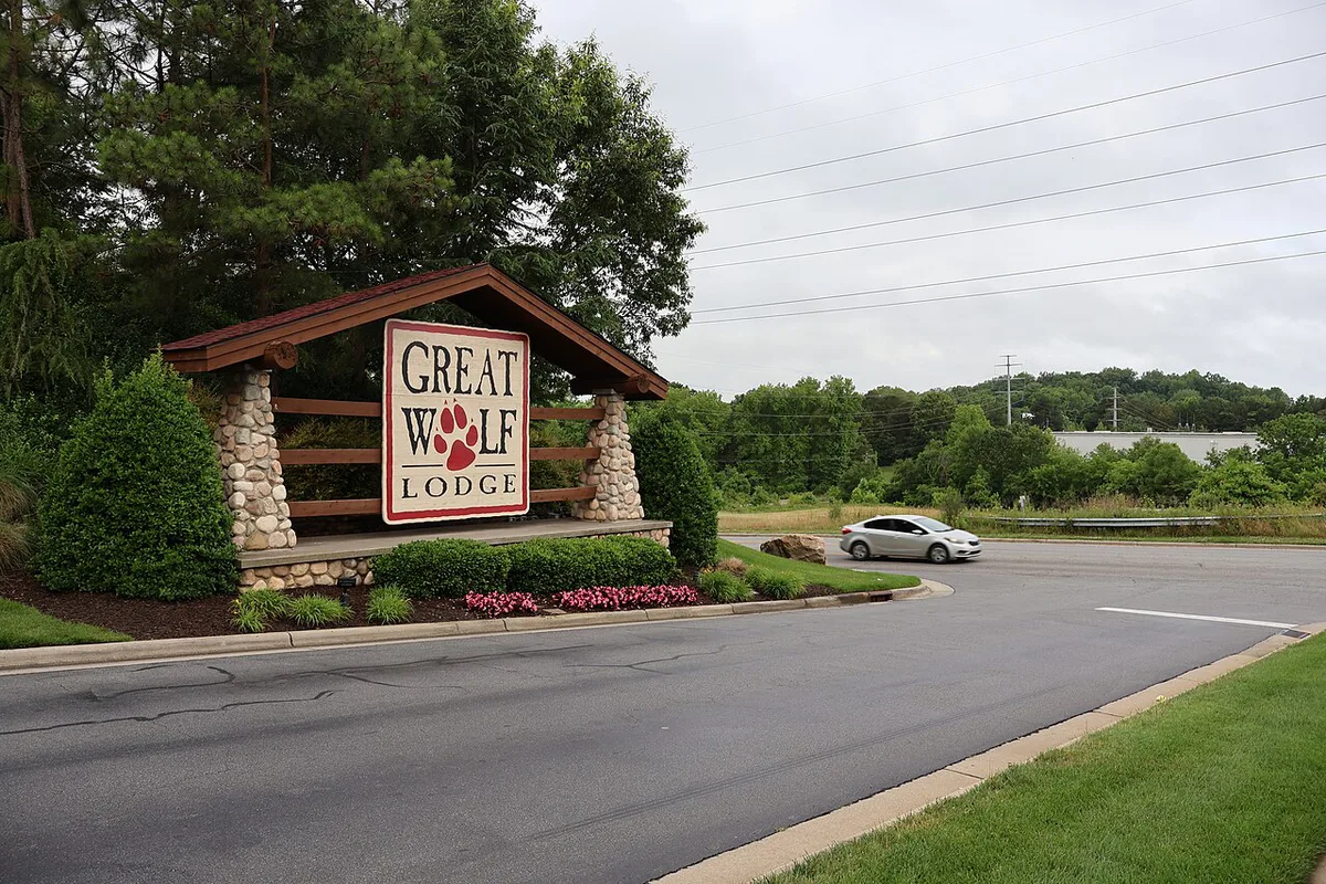 Exterior of Great Wolf Lodge Charlotte-Concord (May-June 2023) 05 — 1