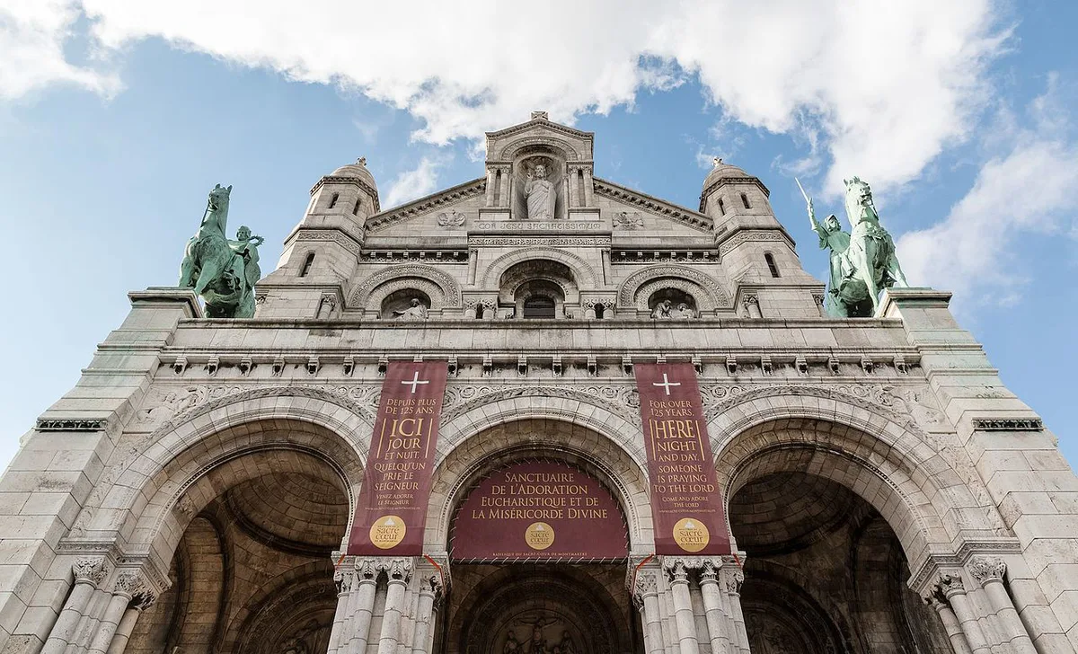 Sacre-Coeur basilica above the streets of Montmartre — 2