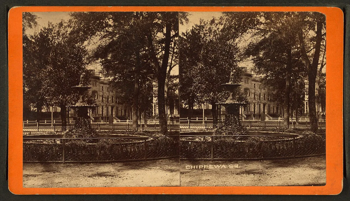 Children playing near the fountain in Forsyth Park, Savannah — 1