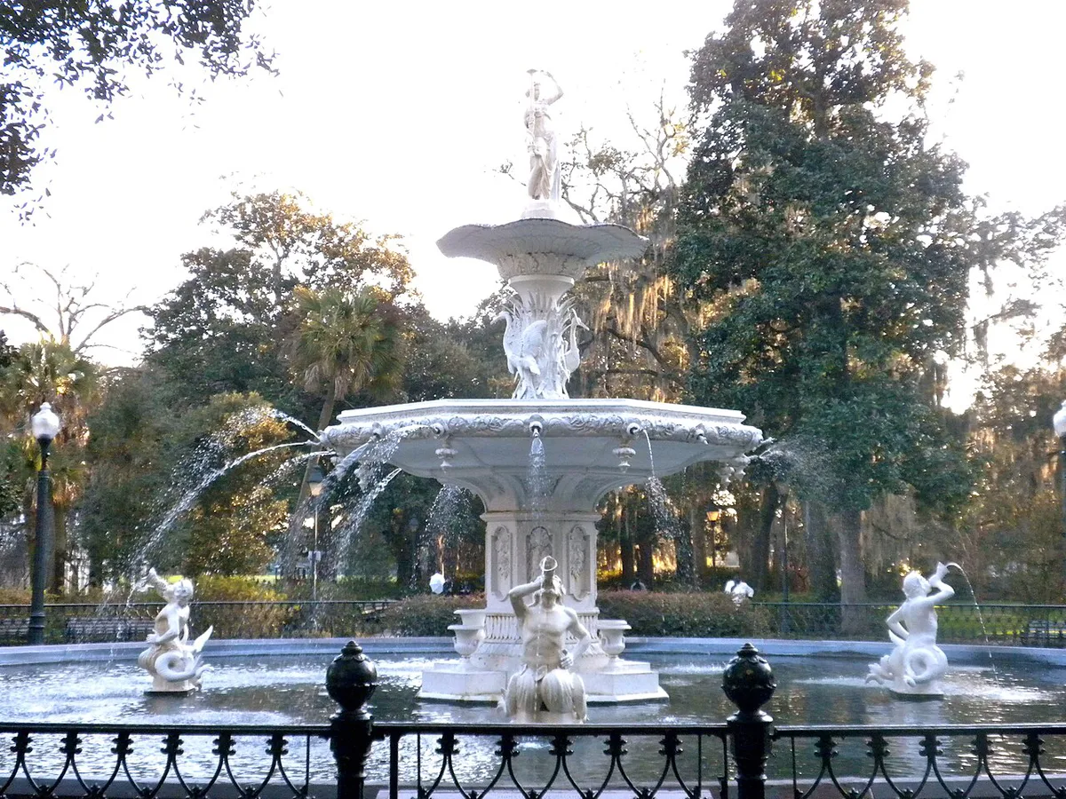 Forsyth Park fountain framed by live oaks and Spanish moss in Savannah — 1