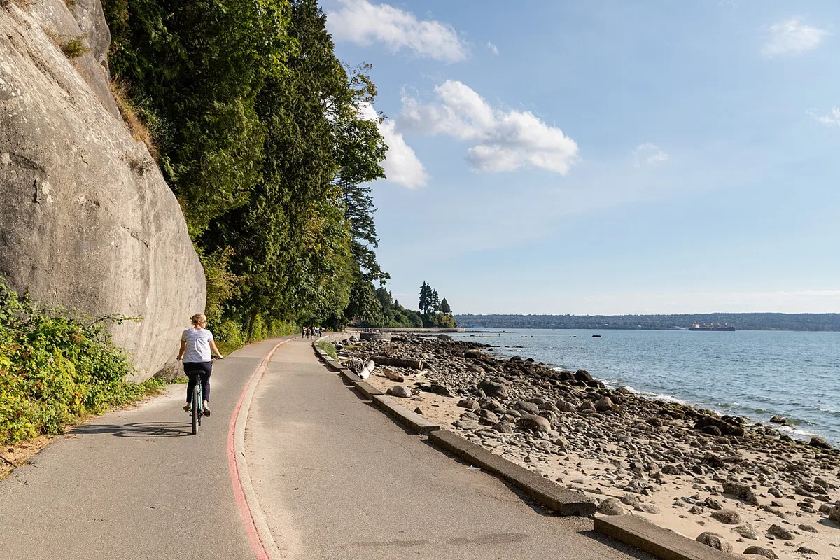 Totem poles at Brockton Point in Stanley Park with harbour views — 1