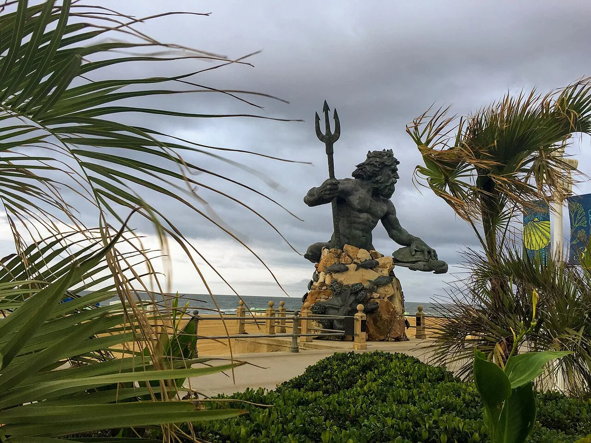 Virginia Beach oceanfront boardwalk and beach on a summer day — 1