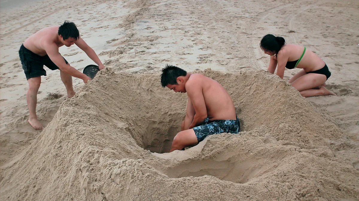 Family digging in the sand -01- (50421141971) — 2