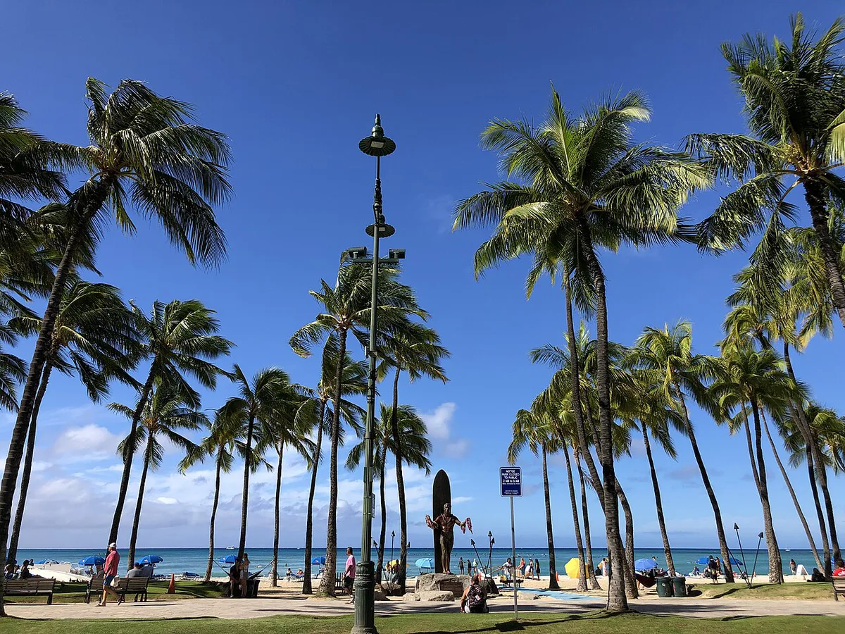 Families swimming in the calm walled ponds at Kuhio Beach in Waikiki — 1