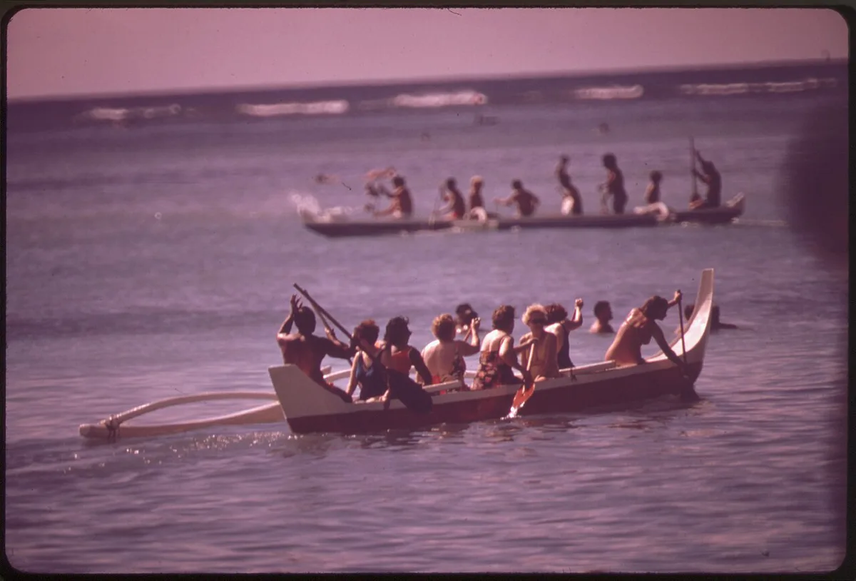 Families swimming in the calm walled ponds at Kuhio Beach in Waikiki — 2