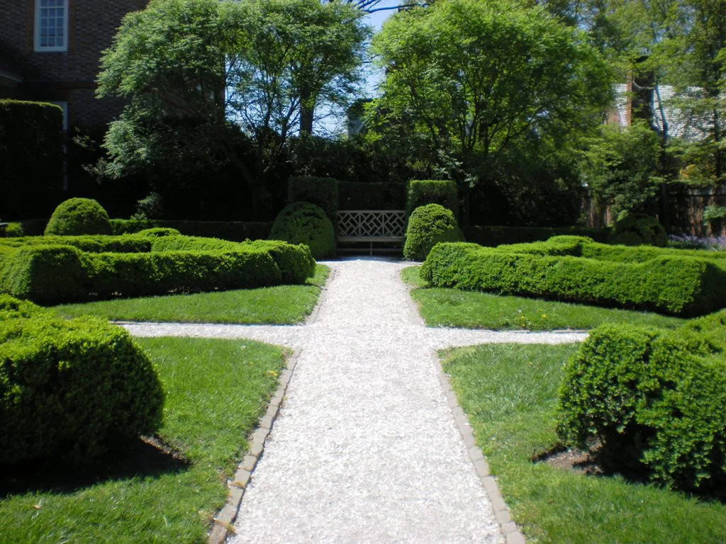 Governor's Palace pathways - Sarah Stierch — 2