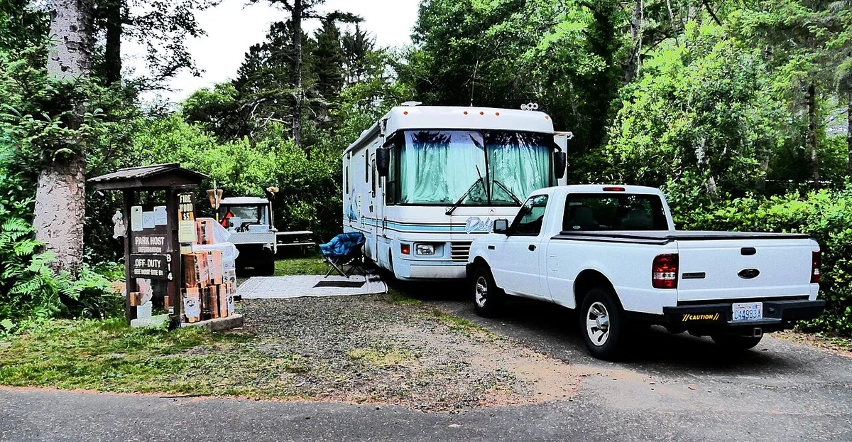 Family picnic on the beach at Devil's Lake State Park near Wisconsin Dells — 1