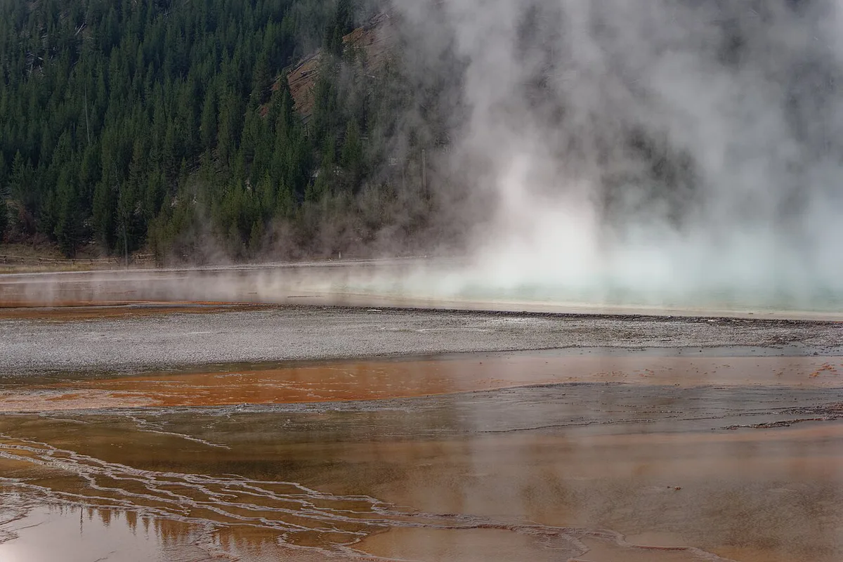 Rim of Grand Prismatic Spring 2017 03 — 1